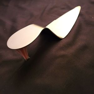 High heel cake server